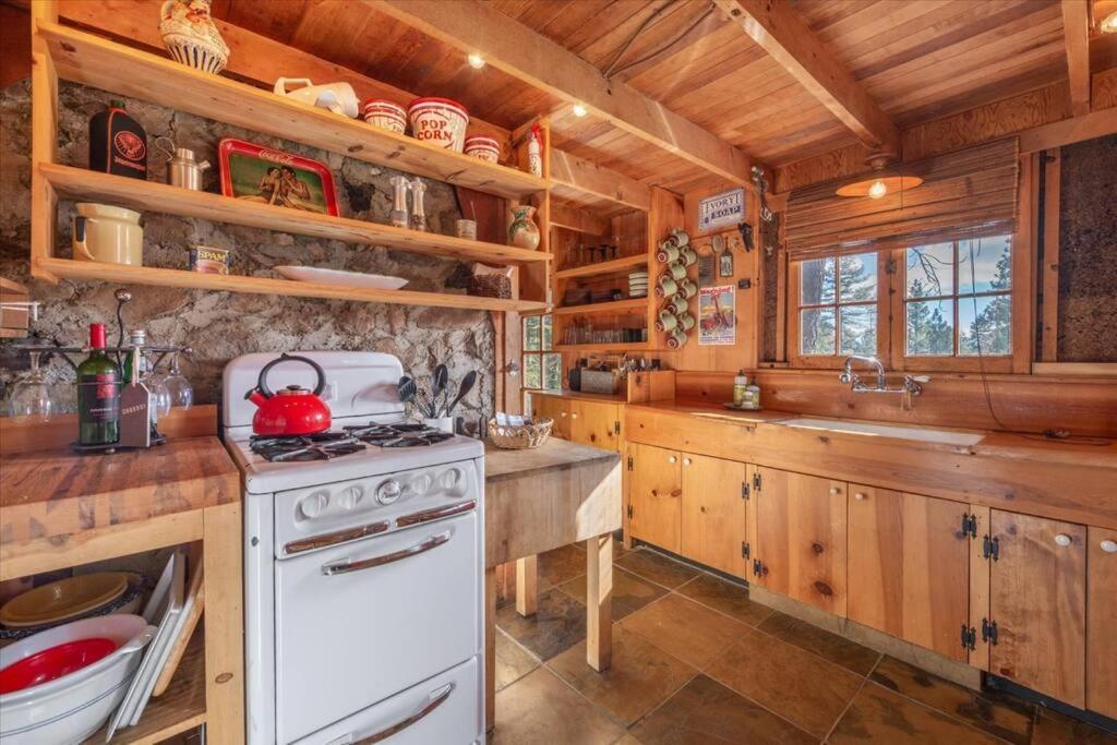 Coziest Cabin In Tahoe W Stone Fireplace Comfy Beds Close To Slopes & Lake Carnelian Bay Bagian luar foto